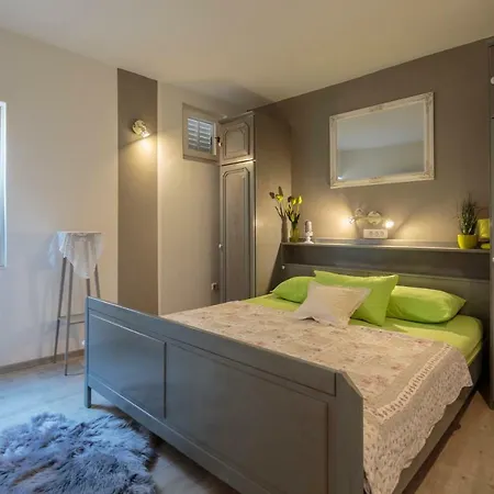Apartment Anka Komiza